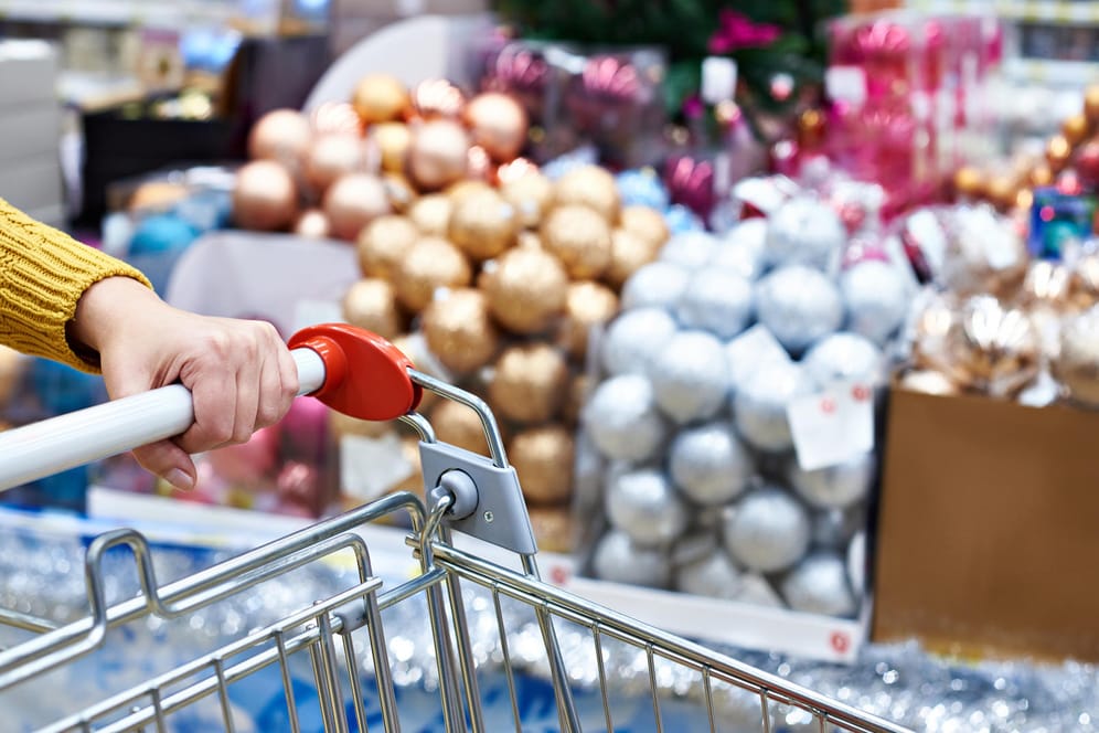 Einkauf auf den letzten Drücker: Viele Supermärkte haben an Heiligabend eingeschränkte Öffnungszeiten.