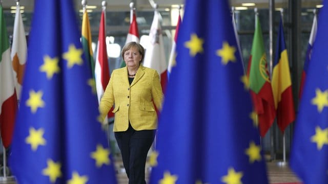 Angela Merkel auf dem Weg zum EU-Gipfel: Die Bundeskanzlerin beharrt darauf, dass im Krisenfall alle EU-Staaten Flüchtlinge aufnehmen. Angela Merkel auf dem Weg zum EU-Gipfel: Die Bundeskanzlerin beharrt darauf, dass im Krisenfall alle EU-Staaten Flüchtlinge aufnehmen.