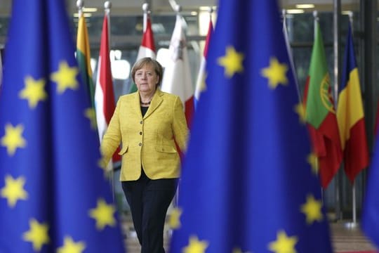 Angela Merkel auf dem Weg zum EU-Gipfel: Die Bundeskanzlerin beharrt darauf, dass im Krisenfall alle EU-Staaten Flüchtlinge aufnehmen.