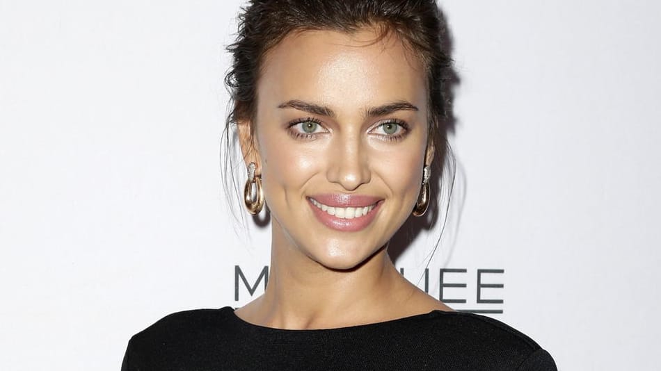 Model Irina Shayk: Mit vollem Körpereinsatz wirbt sie für ein Buch.