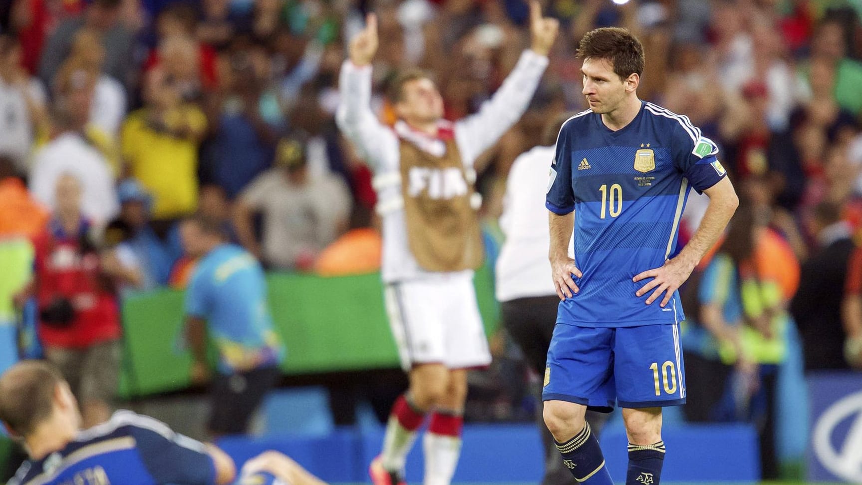 Lionel Messi (r.) trauert, Miroslav Klose jubelt im Hintergrund.