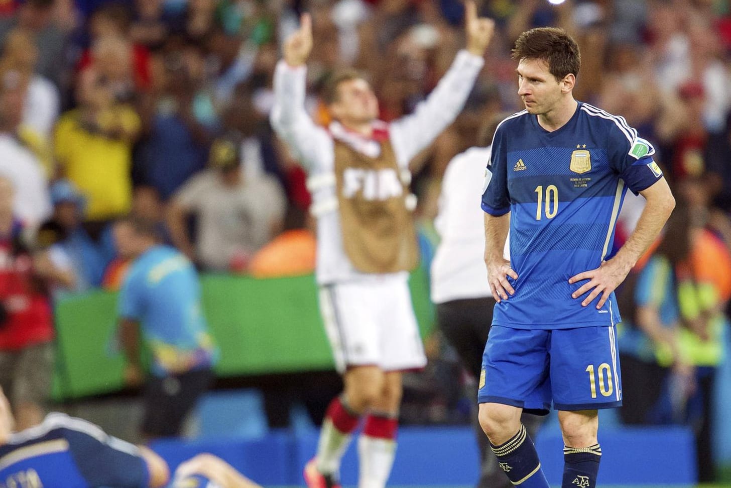 Lionel Messi (r.) trauert, Miroslav Klose jubelt im Hintergrund.