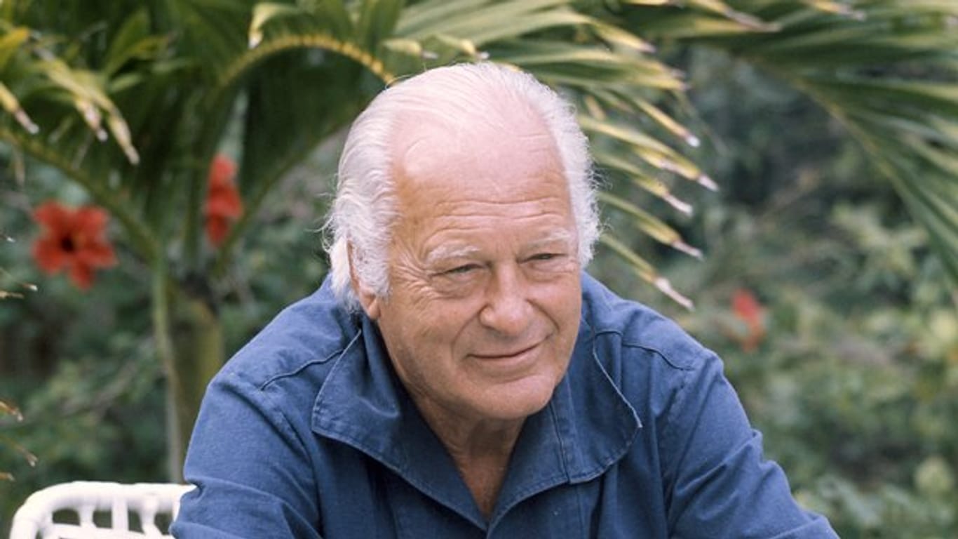 Curd Jürgens im März 1976 auf der Terrasse seines Ferienhauses auf der Bahmas-Insel Great Harbor Cay.