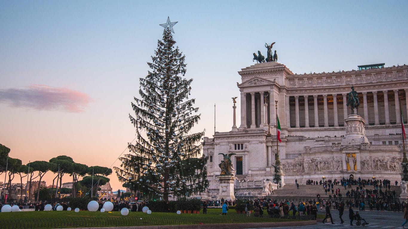 Der Christbaum vor dem Nationaldenkmal Vittorio Emanuele II. nahe dem Kapitol in Rom.