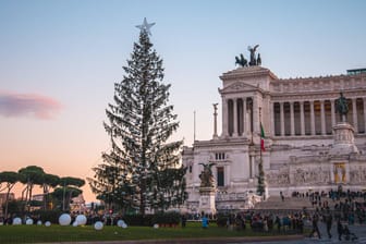 Der Christbaum vor dem Nationaldenkmal Vittorio Emanuele II. nahe dem Kapitol in Rom.