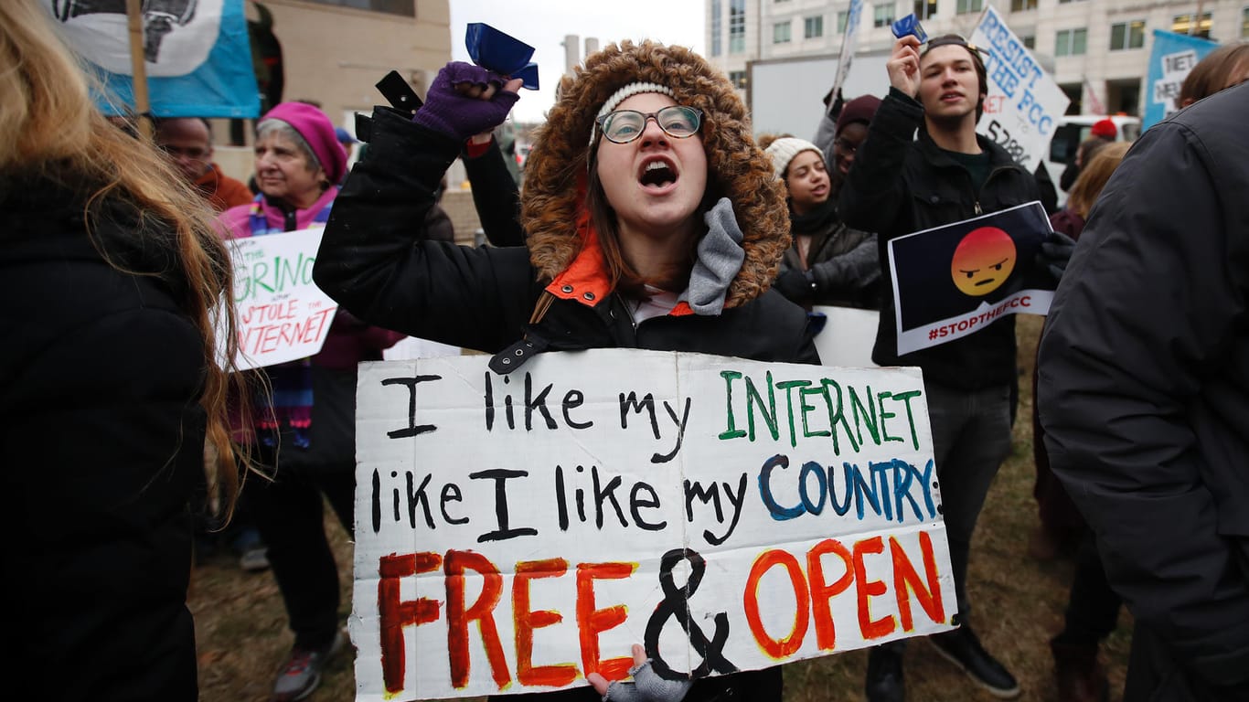 Eine Internetaktivistin demonstriert vor dem Gebäude der FCC gegen das geplante Aus für die Netzneutralität