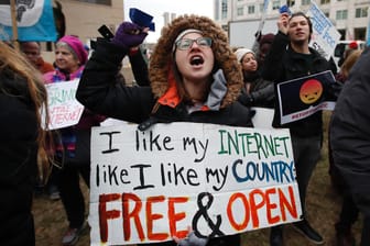Eine Internetaktivistin demonstriert vor dem Gebäude der FCC gegen das geplante Aus für die Netzneutralität