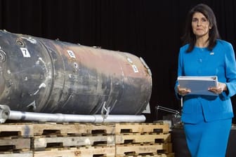 Nikki Haley präsentiert ein Metallröhre, bei der es sich um die Überreste einer Rakete aus dem Jemen handeln soll.