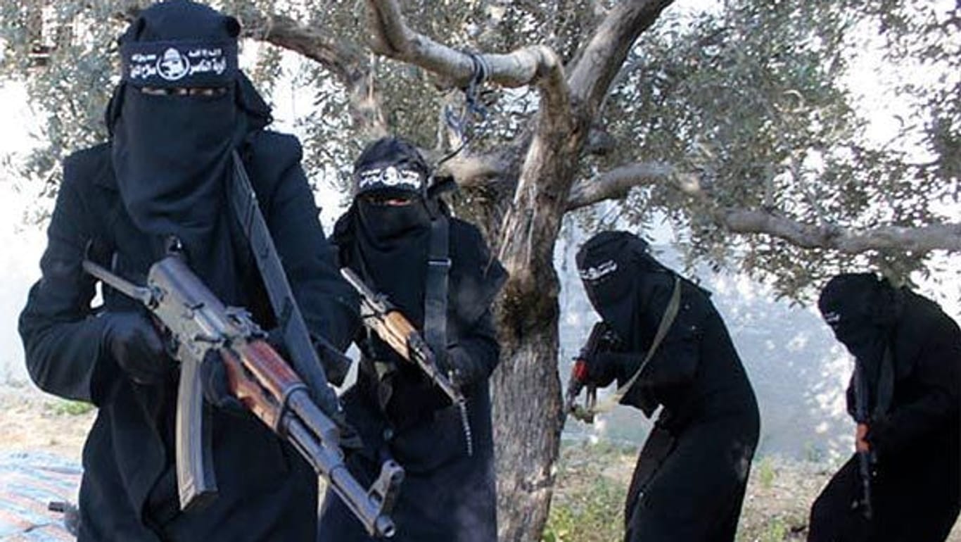 Propagandavideo der IS-Miliz: Voll verschleierte Frauen mit Gewehren. Nun will die Bundesanwaltschaft härter gegen IS-Frauen vorgehen.