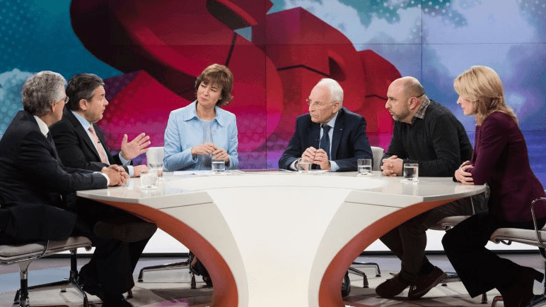 Talkrunde bei Maybrit Illner: Außenminister Sigmar Gabriel musste sich vom Kabarettisten Serdar Somuncu unangenehme Fragen stellen lassen. Talkrunde bei Maybrit Illner: Außenminister Sigmar Gabriel musste sich vom Kabarettisten Serdar Somuncu unangenehme Fragen stellen lassen.