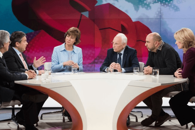 Talkrunde bei Maybrit Illner: Außenminister Sigmar Gabriel musste sich vom Kabarettisten Serdar Somuncu unangenehme Fragen stellen lassen.