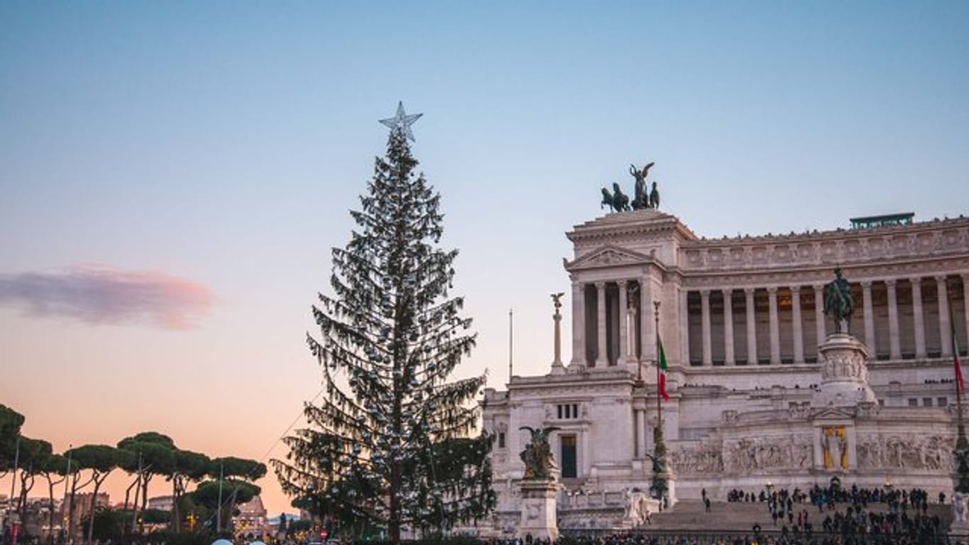 Der Christbaum vor dem Nationaldenkmal Vittorio Emanuele II.