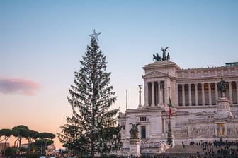 Der Christbaum vor dem Nationaldenkmal Vittorio Emanuele II.