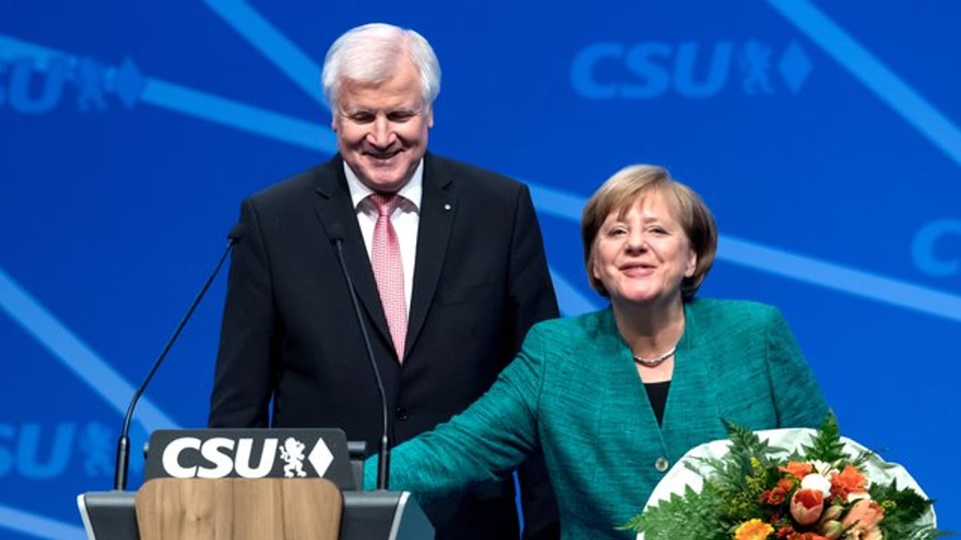 Blumen für die "liebe Angela": CSU-Chef Horst Seehofer und die Bundeskanzlerin zeigen beim CSU-Parteitag ihre wiedergewonnene Harmonie.