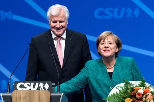 Blumen für die "liebe Angela": CSU-Chef Horst Seehofer und die Bundeskanzlerin zeigen beim CSU-Parteitag ihre wiedergewonnene Harmonie.