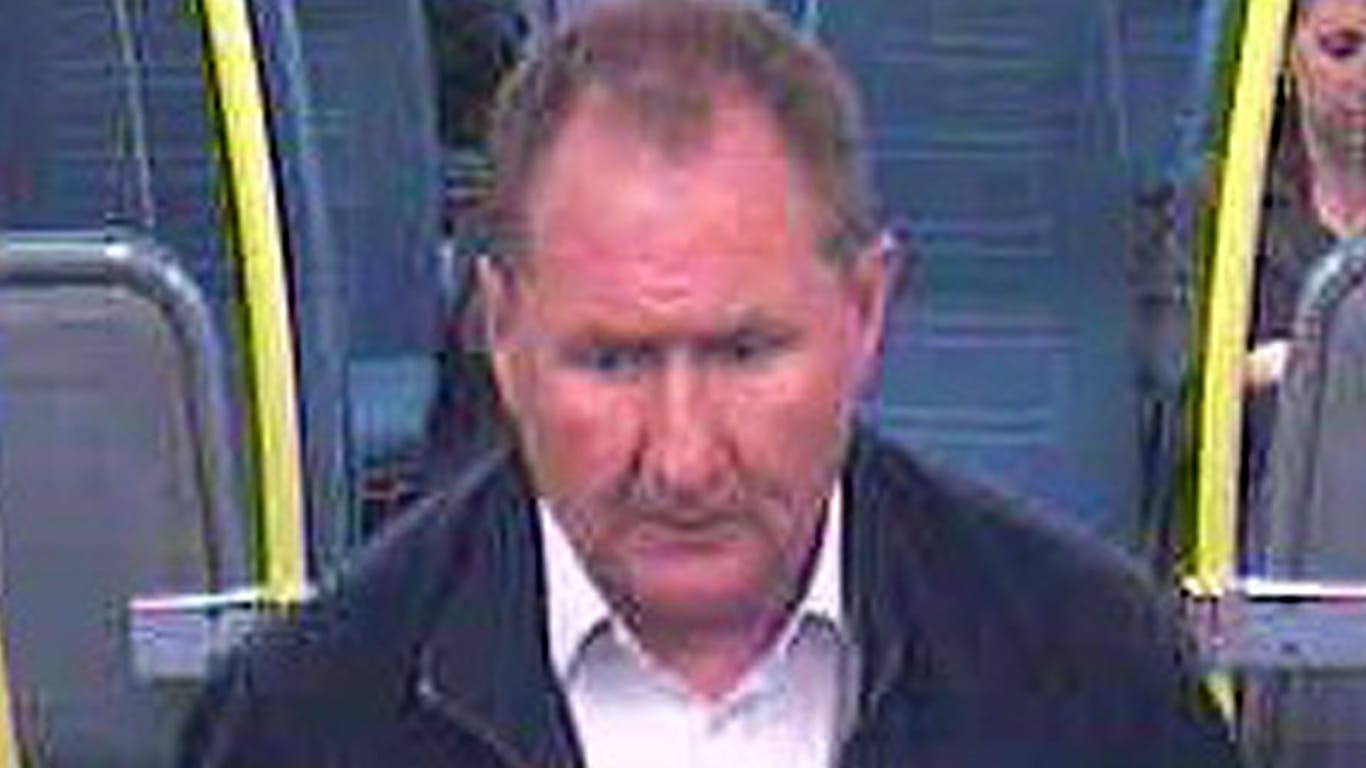 Laut der Londoner U-Bahn-Polizei wird dieser Mann wegen einer Attacke in der Bahn gesucht.