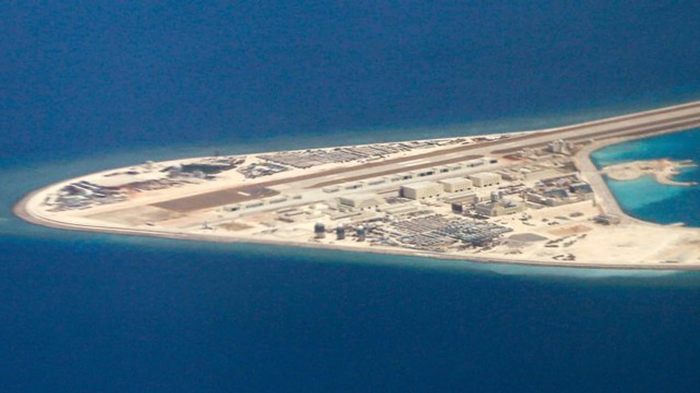 Gebäude und ein Flugzeug-Landeplatz im April auf dem künstlichen Subi Reef in der Spratly-Inselgruppe im Südchinesischen Meer.