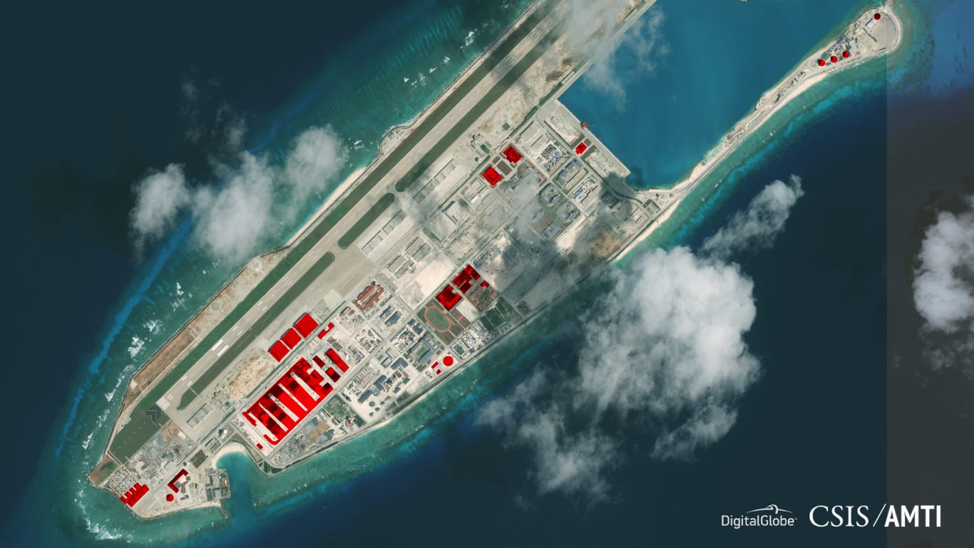 Aufrüstung im Südchinesischen Meer: Neueste Satellitenaufnahmen zeigen, wie China seine Basen auf den Spratly-Inseln ausbaut.