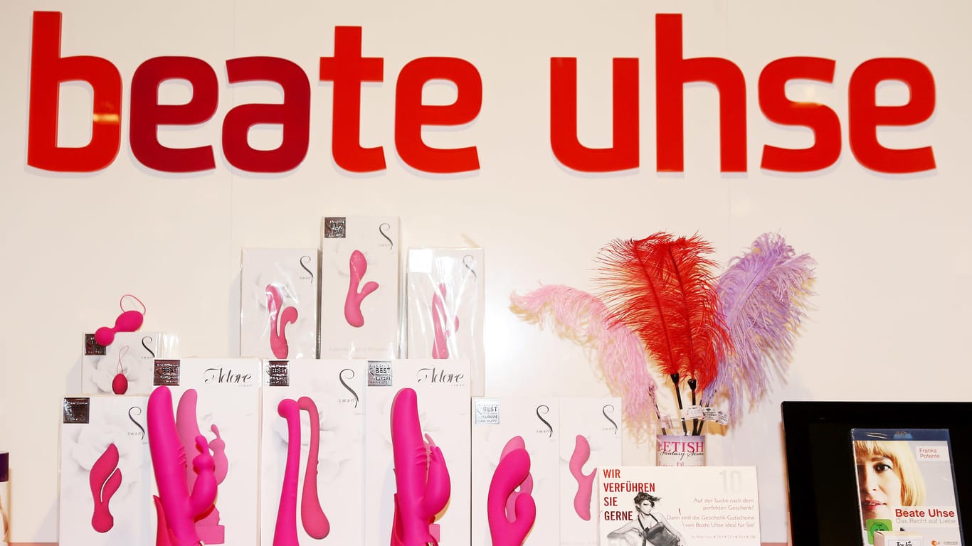 Erotikspielzeug in einem Geschäft von Beate Uhse in Flensburg: Das Unternehmen will sich nach einem Insolvenzantrag in Eigenregie sanieren.