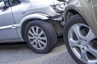 Autounfall mit Blechschaden: Wenn Sie den Unfall ohne Polizei regeln wollen, müssen Sie ein Protokoll anfertigen.