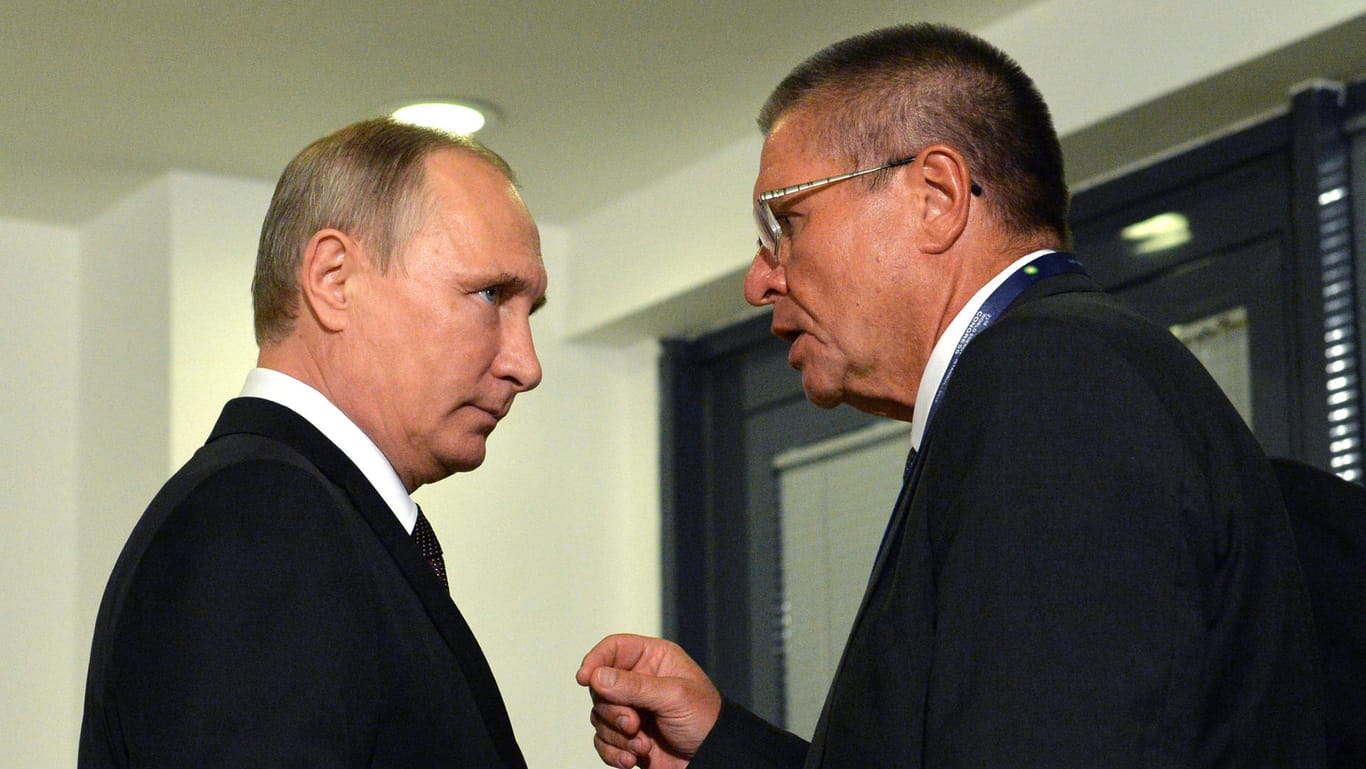 Wladimir Putin 2016 mit Alexej Uljukajew: Der Ex-Wirtschaftsminister soll Millionen vom Ölkonzern Rosneft erpresst haben.