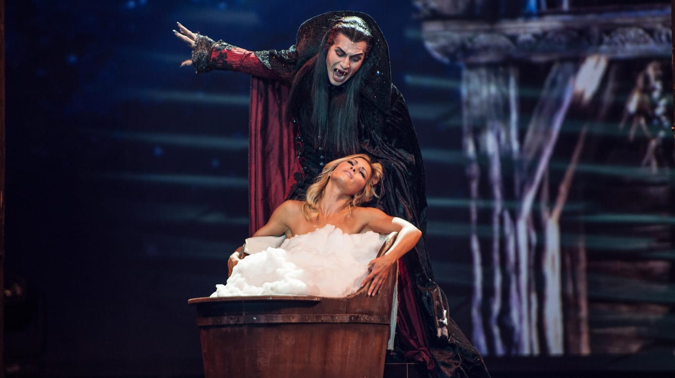 Helene Fischer: In einer Szene mit Graf Dracula zeigt sie sich gleich gänzlich unbekleidet.