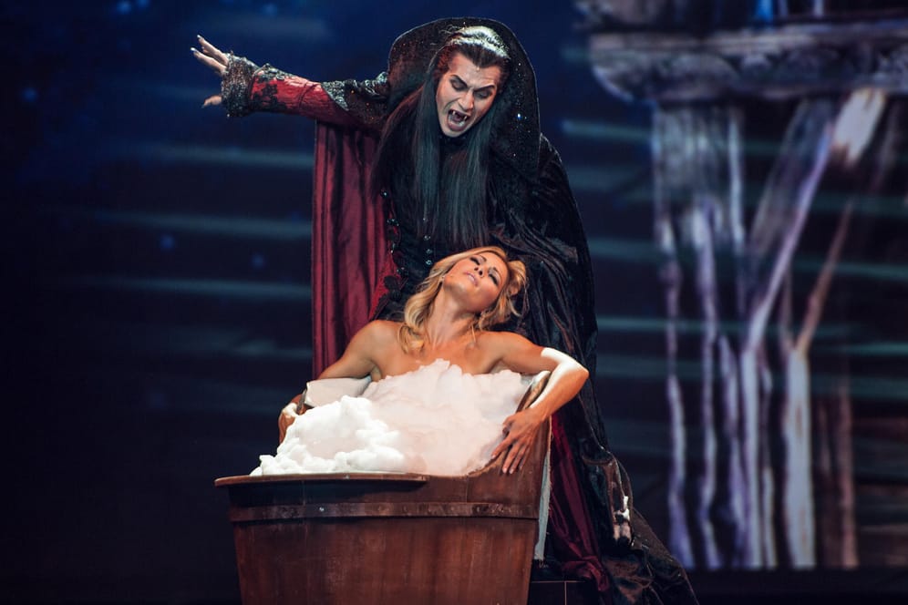Helene Fischer: In einer Szene mit Graf Dracula zeigt sie sich gleich gänzlich unbekleidet.