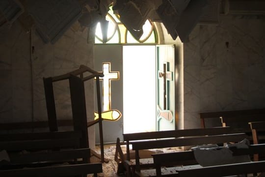 Blick in eine verwüstete Kirche im Nordirak.