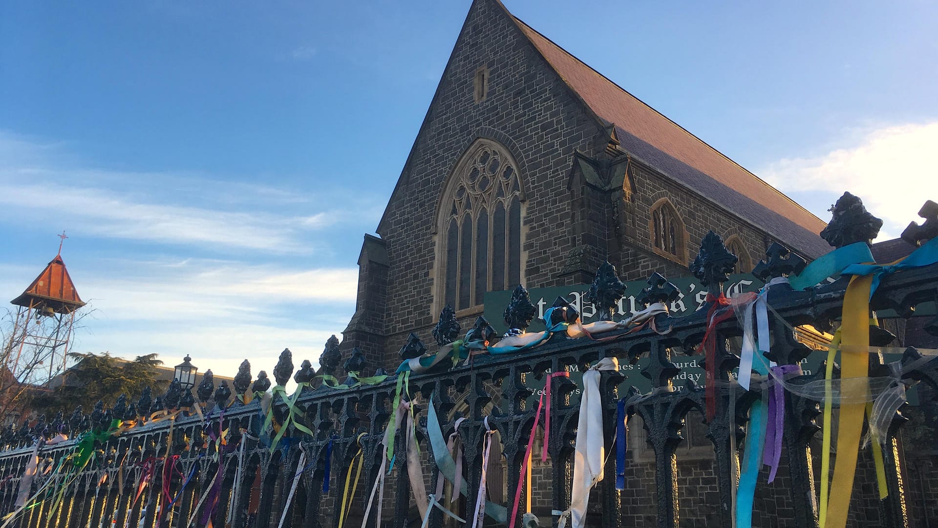 St.-Patrick's-Kathedrale in Ballarat, westlich von Melbourne: Bunte Bänder erinnern vor dem Gotteshaus an die Missbrauchstaten in der römisch-katholischen Kirche. St.-Patrick's-Kathedrale in Ballarat, westlich von Melbourne: Bunte Bänder erinnern vor dem Gotteshaus an die Missbrauchstaten in der römisch-katholischen Kirche.