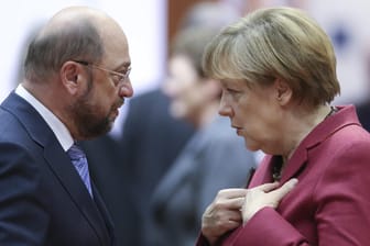 Martin Schulz und Angela Merkel: Gehen in Sondierungsverhandlungen über die Bildung einer neuen Regierung.