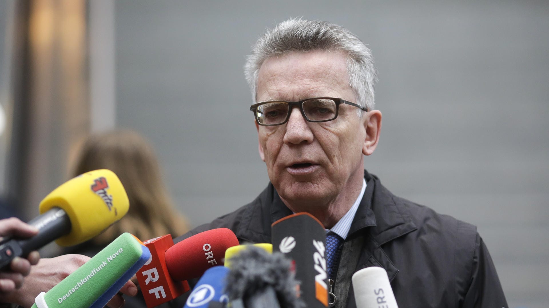 Thomas de Maiziere will das umstrittene Berliner Pilotprojekt zur automatischen Gesichtserkennung durch Überwachungskameras an Bahnhöfen verlängern.