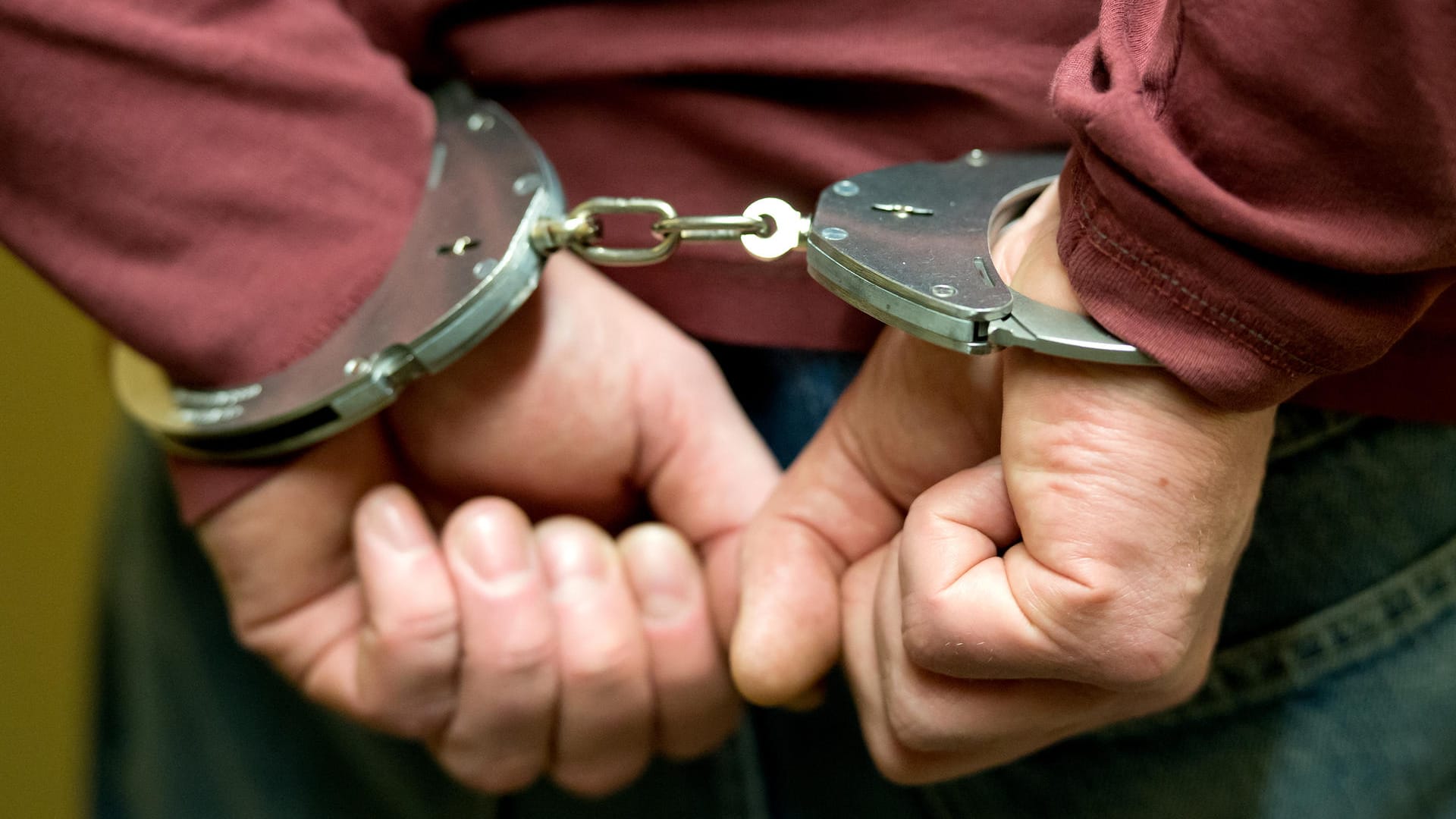 Als der 55-Jährige in Florida landete, warteten schon die Behörden auf ihn und nahmen ihr fest. Als der 55-Jährige in Florida landete, warteten schon die Behörden auf ihn und nahmen ihr fest.