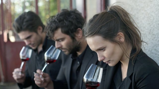 Die Geschwister Jérémie (François Civil), Jean (Pio Marma) und Juliette (Ana Girardot, vorne) bei der Weinprobe.