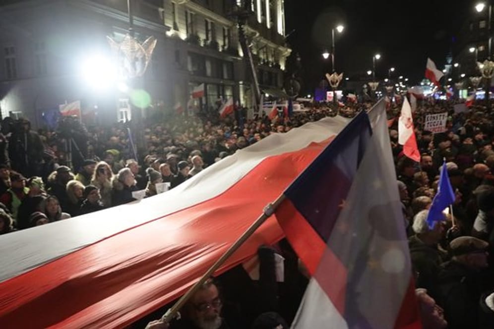 Regierungskritiker demonstrieren in Krakau gegen die umstrittenen polnischen Justizreformen.