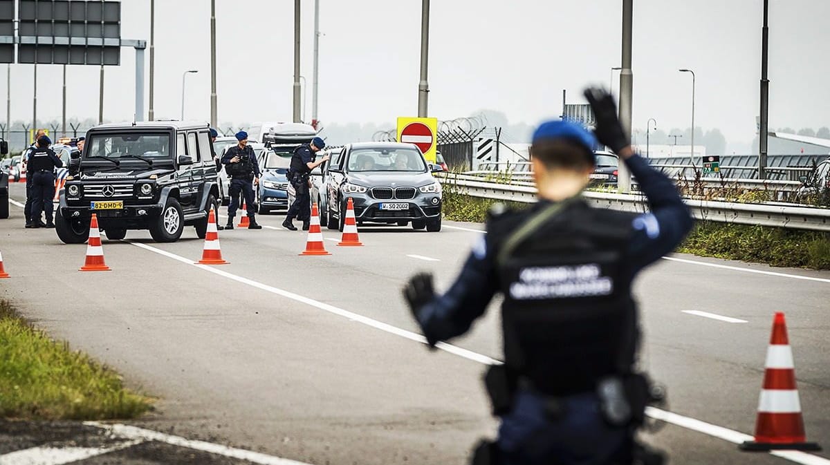 Der Flughafen in Schiphol in Amsterdam 2016: Nach den Terroranschlägen im Sommer letzten Jahres sind auch dort die Sicherheitsmaßnahmen erhöht worden.