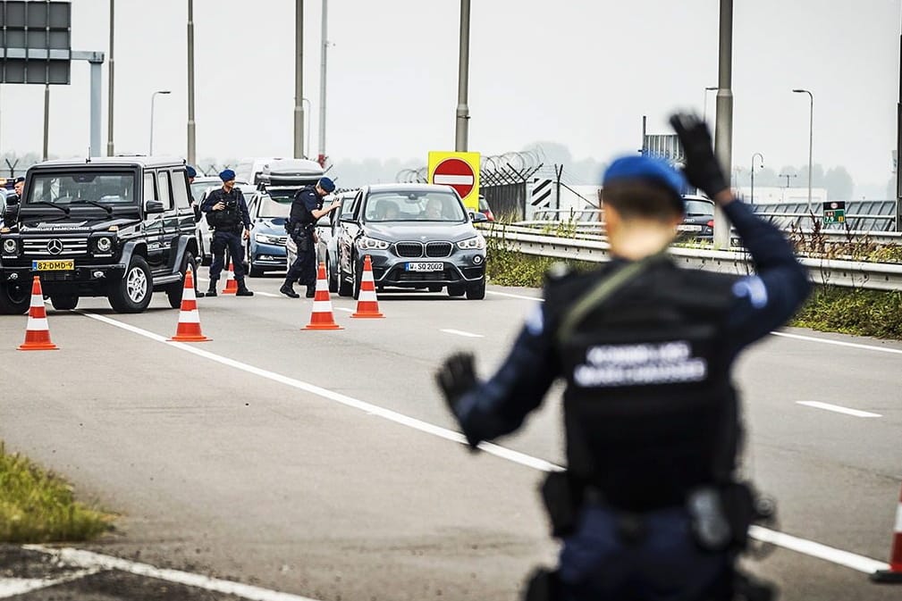 Der Flughafen in Schiphol in Amsterdam 2016: Nach den Terroranschlägen im Sommer letzten Jahres sind auch dort die Sicherheitsmaßnahmen erhöht worden.