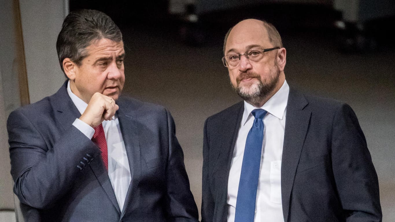 SPD-Chef Martin Schulz spricht mit Außenminister Sigmar Gabriel im Bundestag.