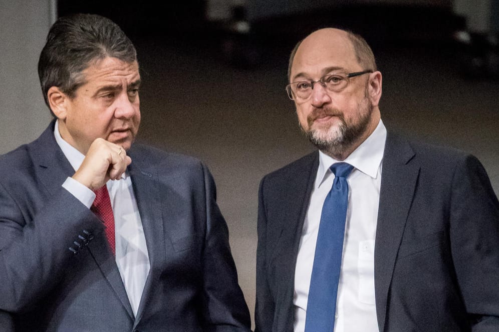 SPD-Chef Martin Schulz spricht mit Außenminister Sigmar Gabriel im Bundestag.