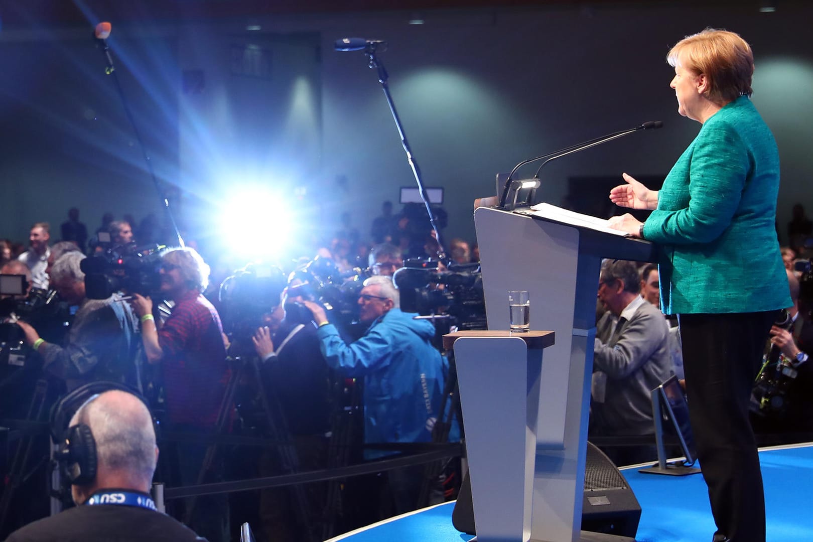 Merkel bei ihrem Grußwort: Der CSU-Vorstand bleibt nach ihrer Rede lange sitzen.