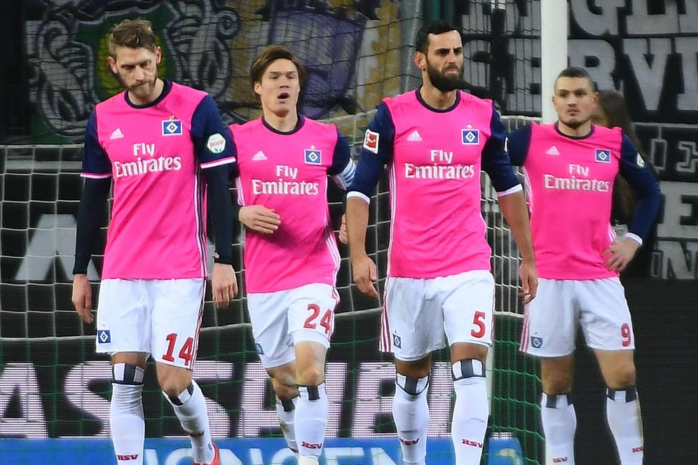 Von den Sparmaßnahmen nicht betroffen: Die HSV-Spieler (v.links) Aaron Hunt, Gotoku Sakai, Mergim Mavraj und Kyriakos Papadopoulos.