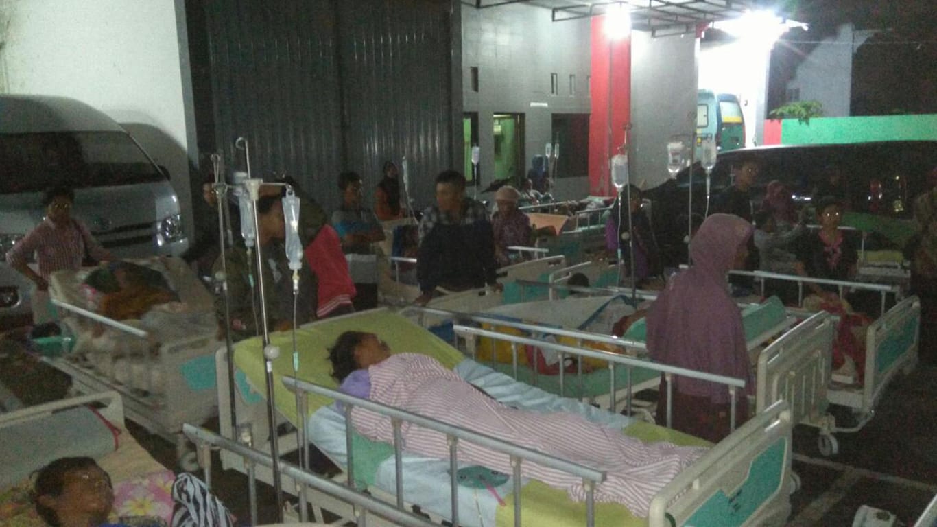 Schweres Erdbeben auf Java: Patienten eines Krankenhauses im Bezirk Banyumas wurden evakuiert wegen Gebäudeschäden.