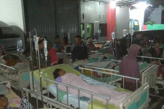 Schweres Erdbeben auf Java: Patienten eines Krankenhauses im Bezirk Banyumas wurden evakuiert wegen Gebäudeschäden.