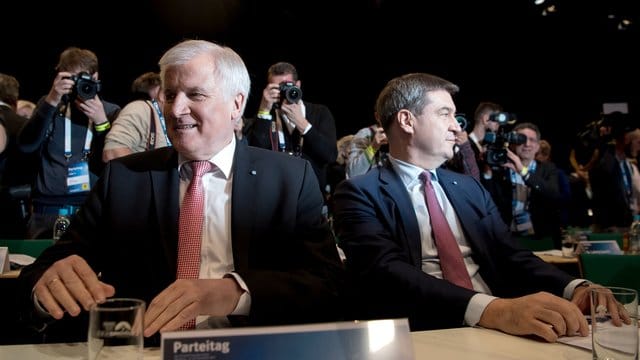Künftige Doppelspitze: CSU-Chef und Noch-Ministerpräsident Horst Seehofer mit Markus Söder, seinem Nachfolger an der Spitze der Landesregierung. Künftige Doppelspitze: CSU-Chef und Noch-Ministerpräsident Horst Seehofer mit Markus Söder, seinem Nachfolger an der Spitze der Landesregierung.
