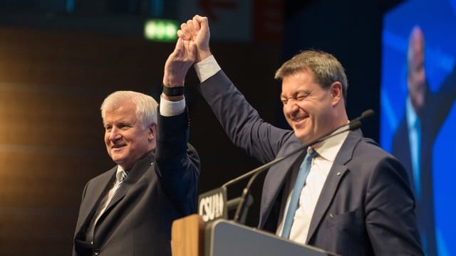 Parteitagsharmonie: CSU-Chef Horst Seehofer und Markus Söder, der CSU-Spitzenkandidat für die Landtagswahl, demonstrieren neue Einigkeit.