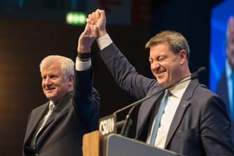 Parteitagsharmonie: CSU-Chef Horst Seehofer und Markus Söder, der CSU-Spitzenkandidat für die Landtagswahl, demonstrieren neue Einigkeit.