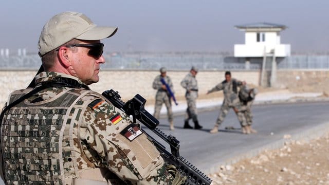 Ein Soldat der Bundeswehr im afghanischen in Masar-i Scharif im Einatz. Ein Soldat der Bundeswehr im afghanischen in Masar-i Scharif im Einatz.