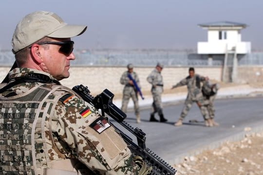 Ein Soldat der Bundeswehr im afghanischen in Masar-i Scharif im Einatz.