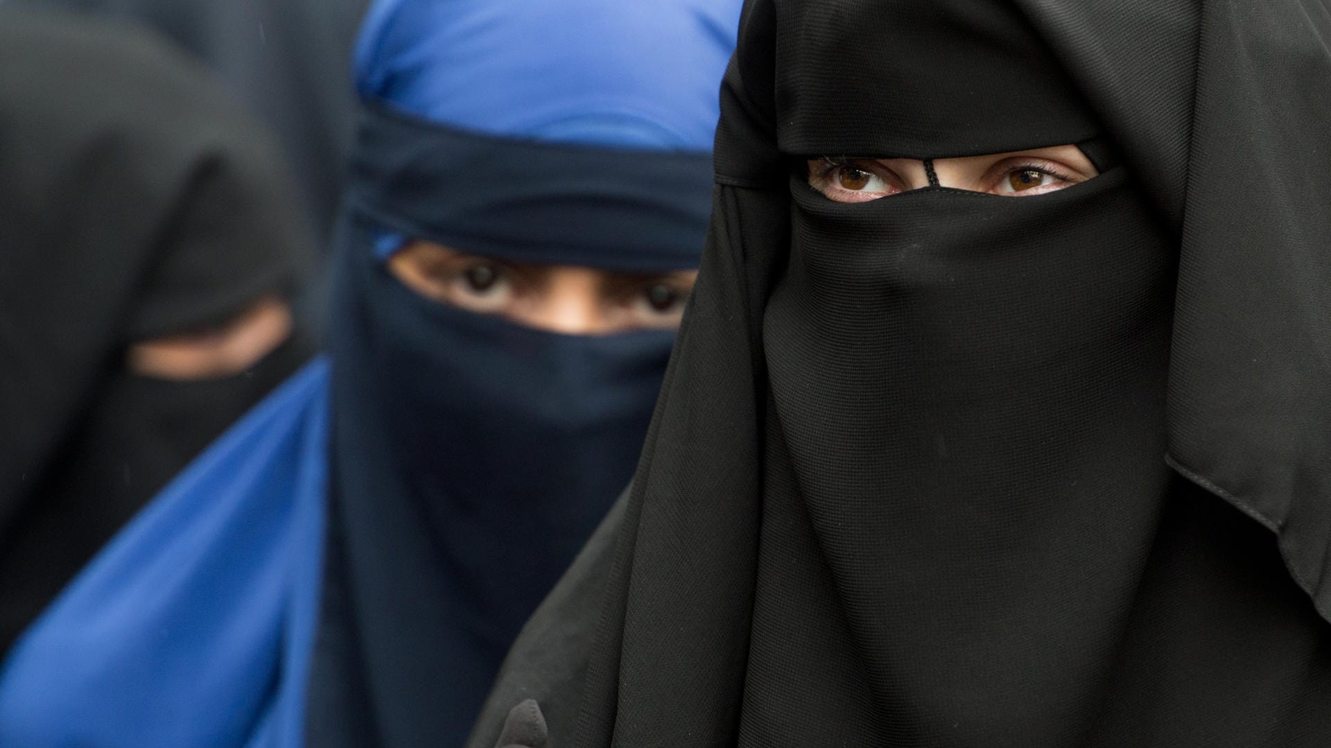 Die Sicherheitsbehörden in Deutschland stufen mehrere Dutzend Frauen und Jugendliche als islamistische Gefährder ein. Die Sicherheitsbehörden in Deutschland stufen mehrere Dutzend Frauen und Jugendliche als islamistische Gefährder ein.