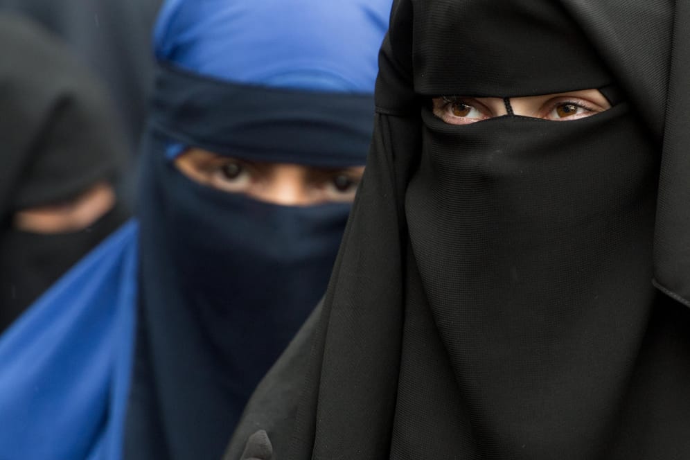 Die Sicherheitsbehörden in Deutschland stufen mehrere Dutzend Frauen und Jugendliche als islamistische Gefährder ein.