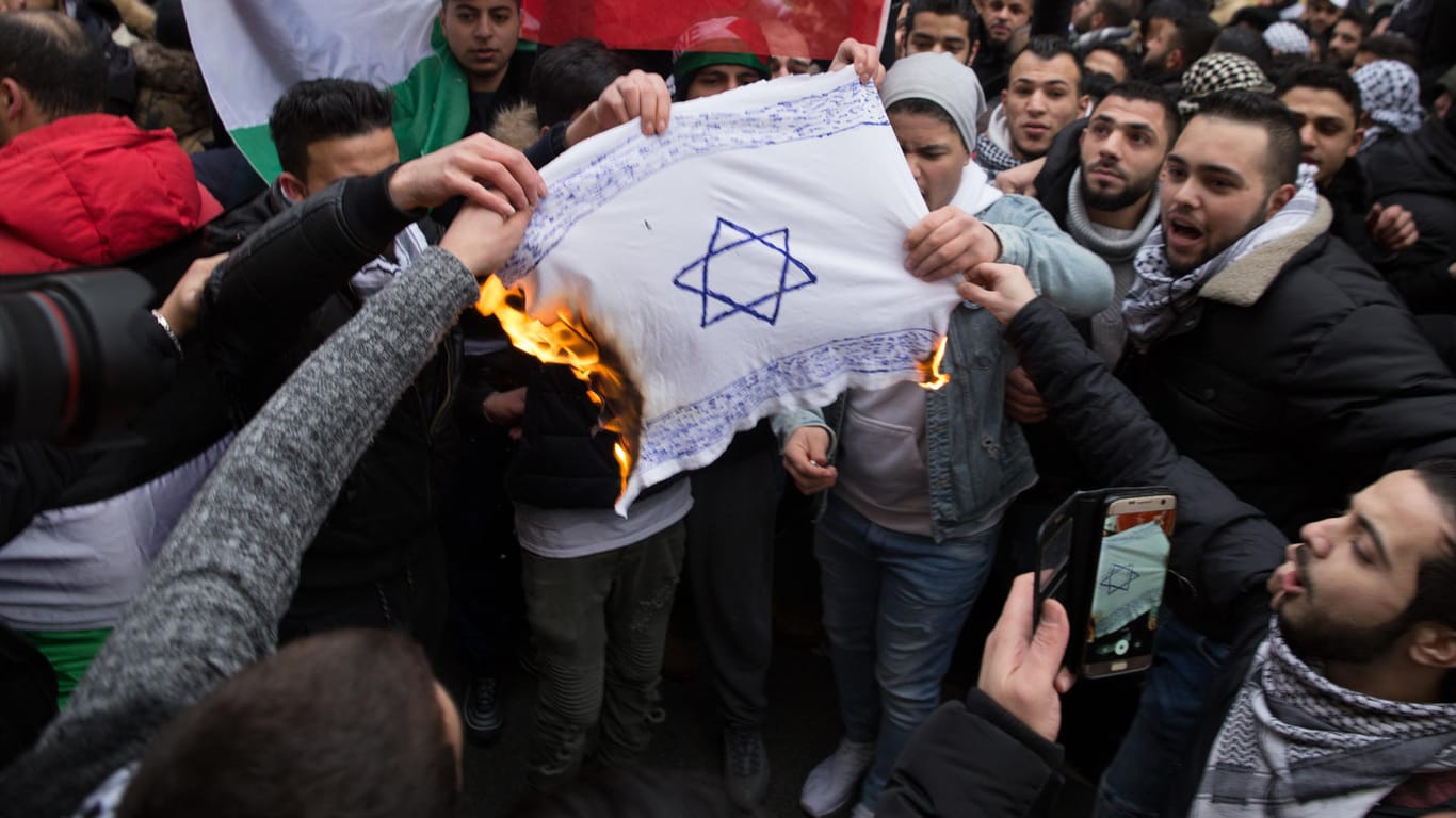 Bei pro-palästinensischen Demonstrationen in Berlin wurden Fahnen mit dem Davidstern angezündet: Der Zentralrat der Juden fordert von Muslimverbände auf, stärker gegen gegen Antisemitismus vorzugehen.